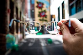 Read more about the article 戴過眼鏡才懂的6大困擾！「滑落」竟不是最麻煩的？